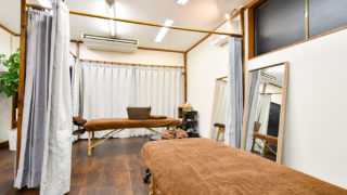 杉沢はりきゅう院施術スペースです。心地よい空間でマッサージ、鍼灸、筋膜リリースはいかがでしょうか？
