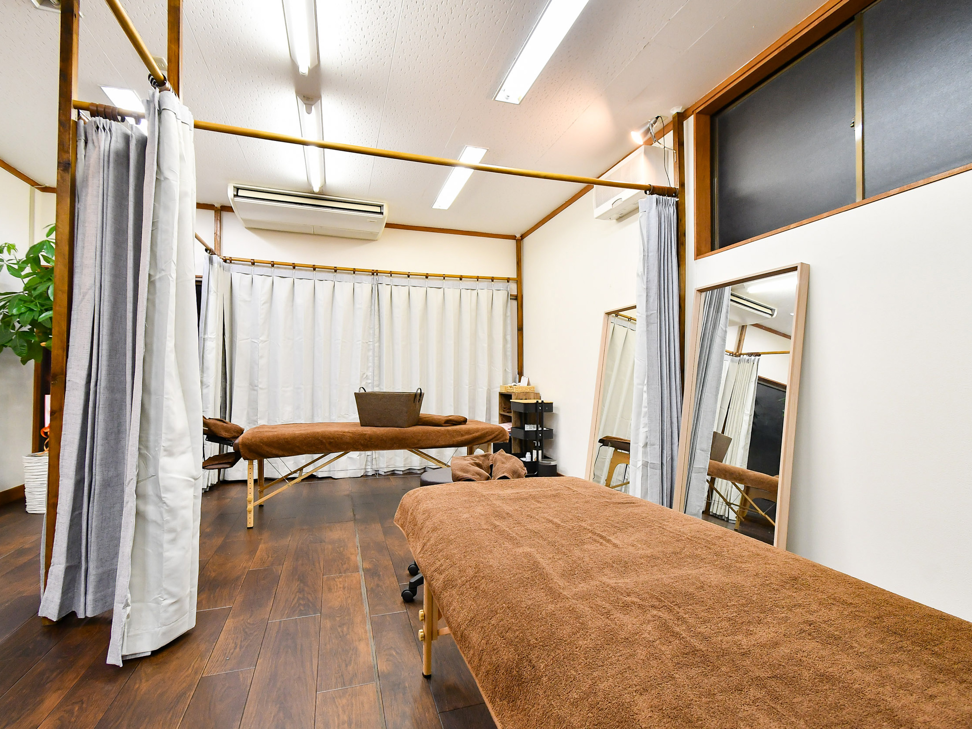 杉沢はりきゅう院マッサージスペースです。心地よい空間でマッサージ、オイルマッサージ、肩こり専門マッサージコースなどはいかがでしょうか？