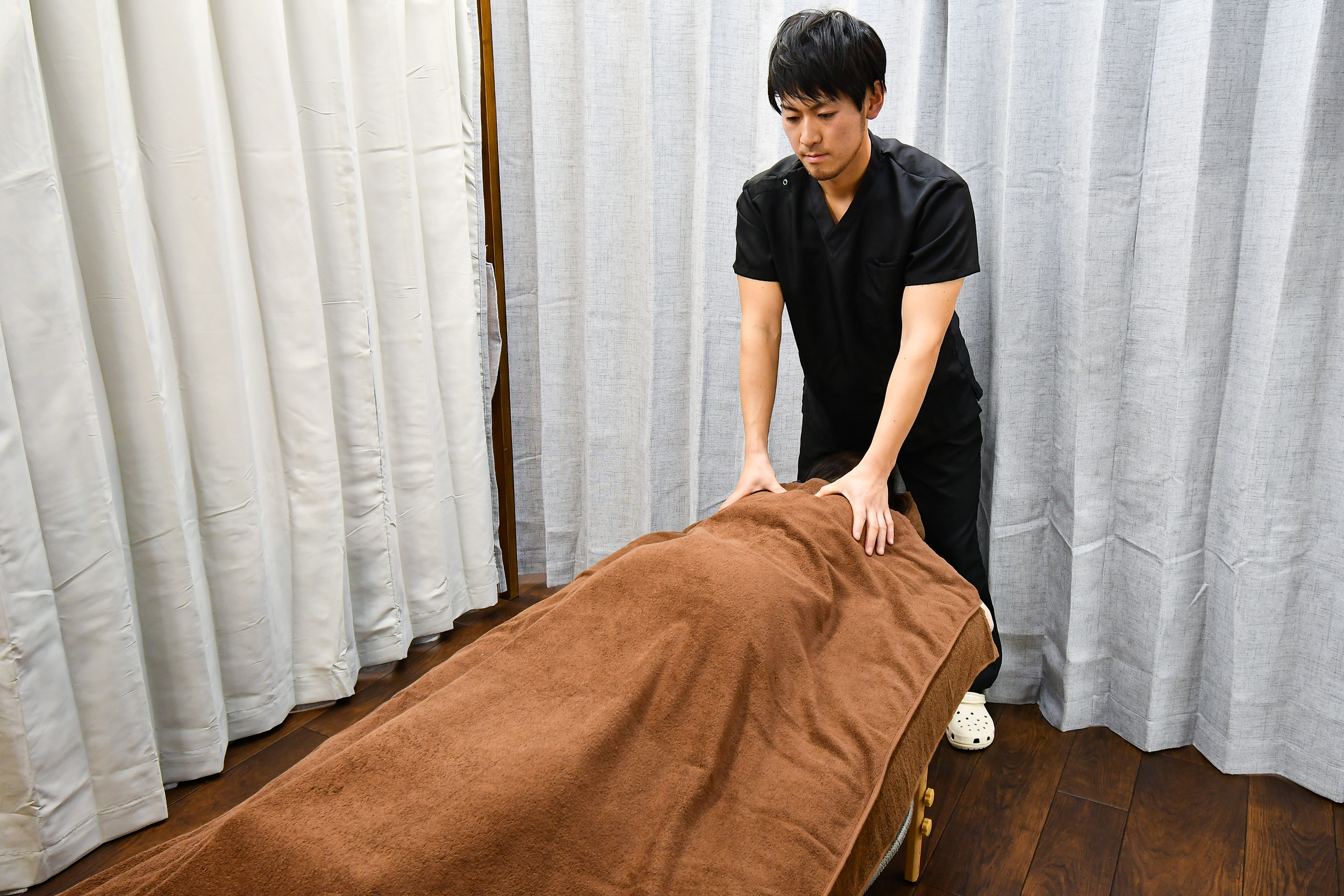 杉沢はりきゅう院健康美人院長の松井諒は国家資格取得しています。