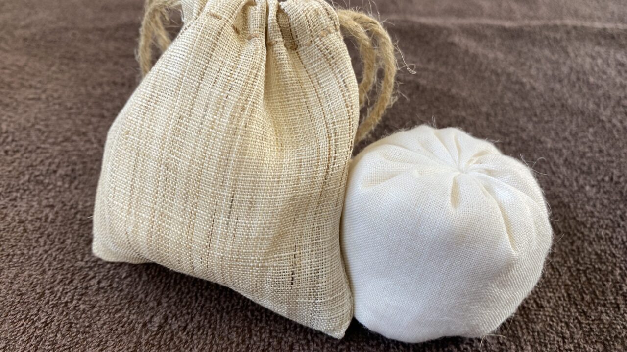 冷えが気になる方は温玉セット。 お腹や腰まわりがいつも冷たい、寝ても手足が温まらない。そんな方にまず試してほしいのが温玉セットです。電子レンジで20秒、お腹に置くだけ。じんわりした温かさが芯まで届きます。 温玉セット