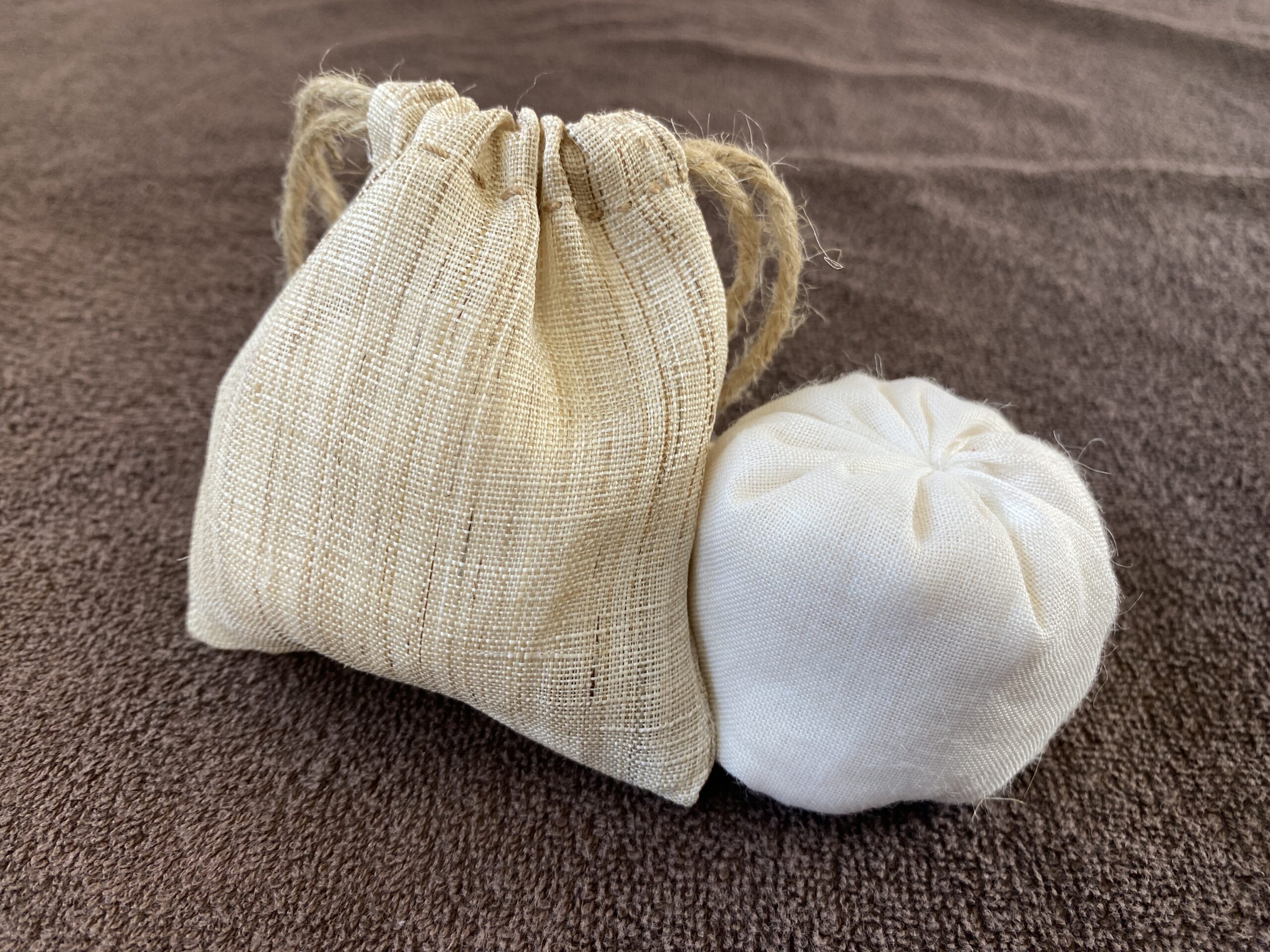 冷えが気になる方は温玉セット。 お腹や腰まわりがいつも冷たい、寝ても手足が温まらない。そんな方にまず試してほしいのが温玉セットです。電子レンジで20秒、お腹に置くだけ。じんわりした温かさが芯まで届きます。 温玉セット