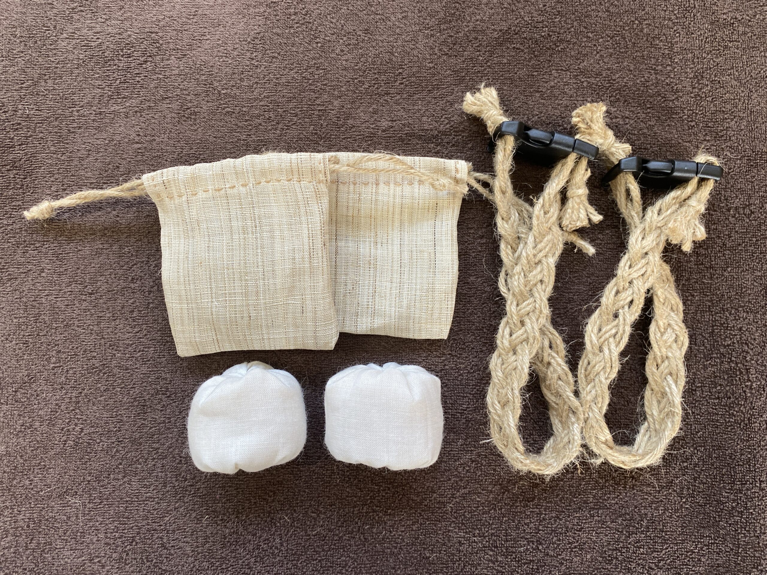 足の冷えが気になる方は足元温活セット。 足先がいつも冷たい、靴下を履いても温まらない。そんな方には足元温活セットがおすすめです。バンドで固定できるので、家事をしながら・座って仕事をしながら足元を温められます。冷え性・貧血気味の方に特におすすめです。