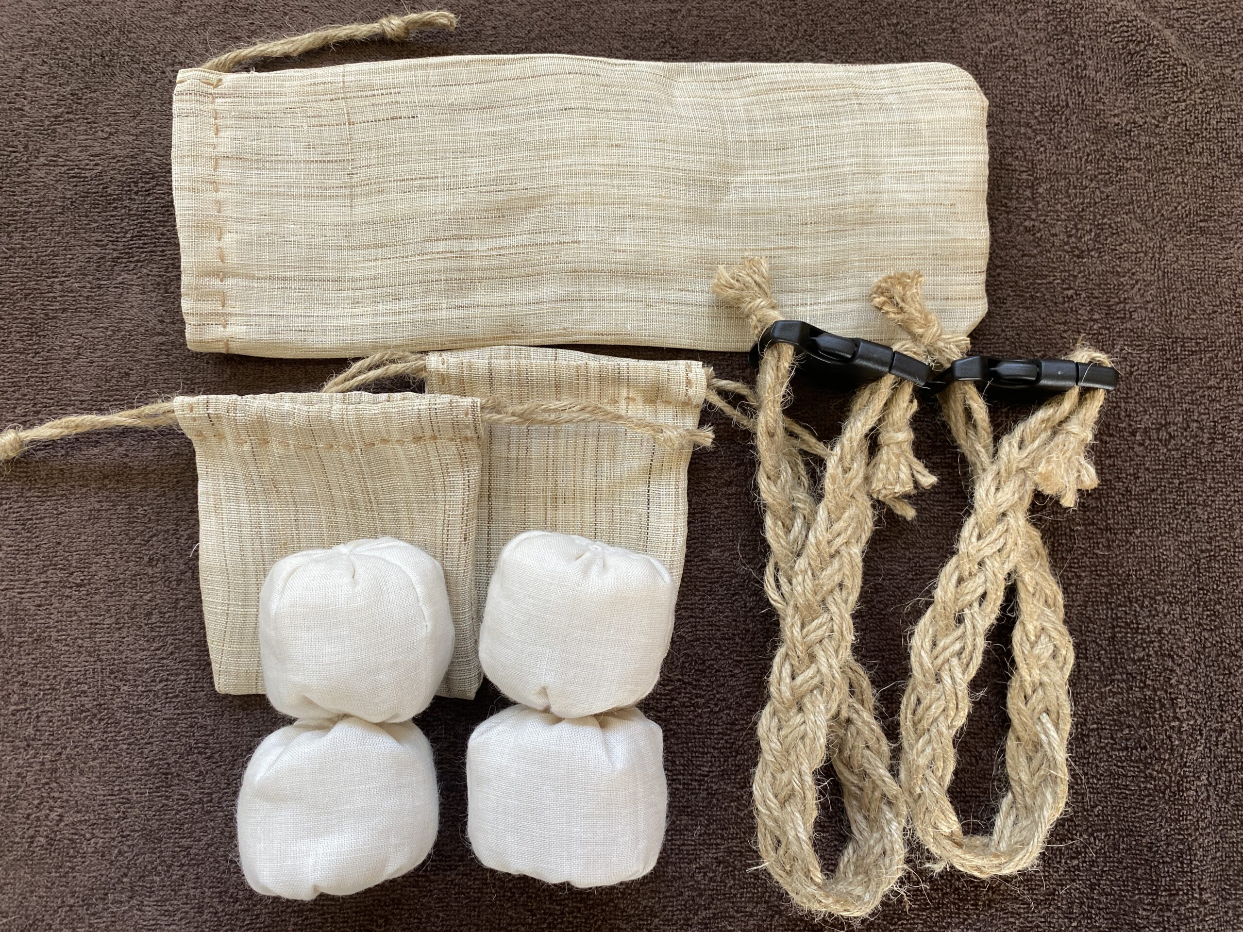 大切な方へのプレゼントに贈答用セット。 妊活中の友人・更年期でつらそうなお母さん・頑張りすぎている奥さんへ。言葉にできない「からだを大切にしてね」という気持ちを、温玉に込めて贈ってみてください。秋田県男鹿の天然塩と国産麻100％の手作りギフトです。