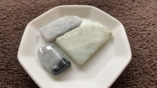 翡翠を使って身体に優しく刺激を入れます